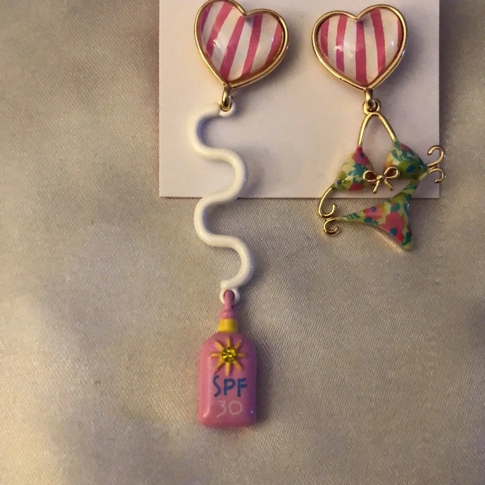 Betsey Johnson Bikini & Sunscreen Mismatch Drop Earrings Acrylic Heart NWT - Picture 6 of 14